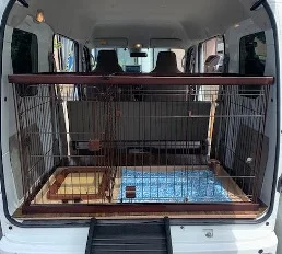 ケージを設置した車内スペース