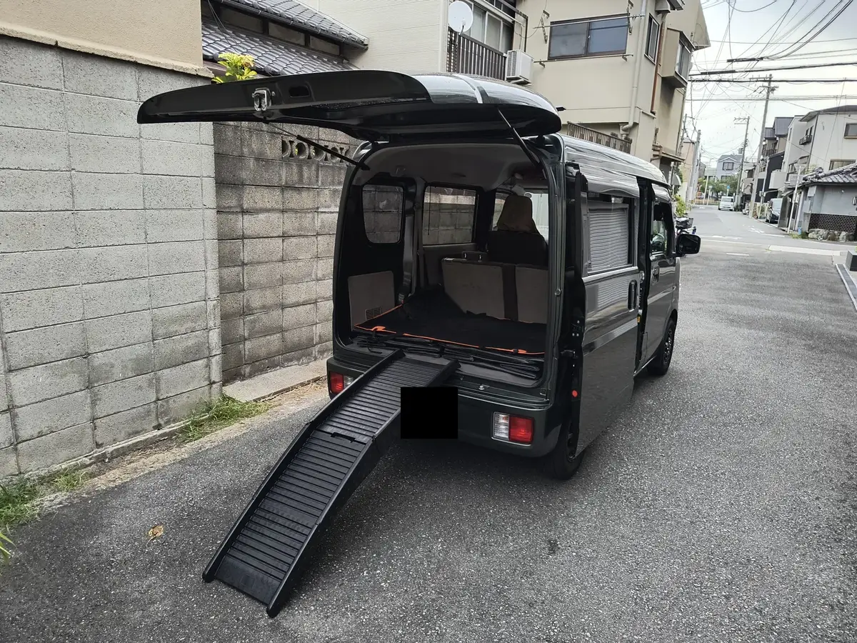 リアゲートを開けてスロープを展開したCOCOタク大阪・東住吉店の実車（荷室にマットを敷いた状態）